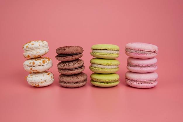 Postre de macarrones sobre fondo rosa