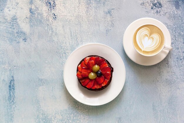 Postre de la mañana con fresas y una taza de café con