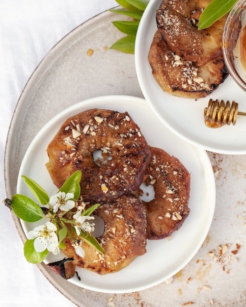 Postre de manzana a la plancha con nueces y miel