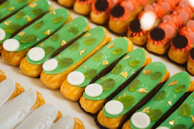 Postre de menta. Canutillos verdes bellamente decorados con hojas frescas de menta