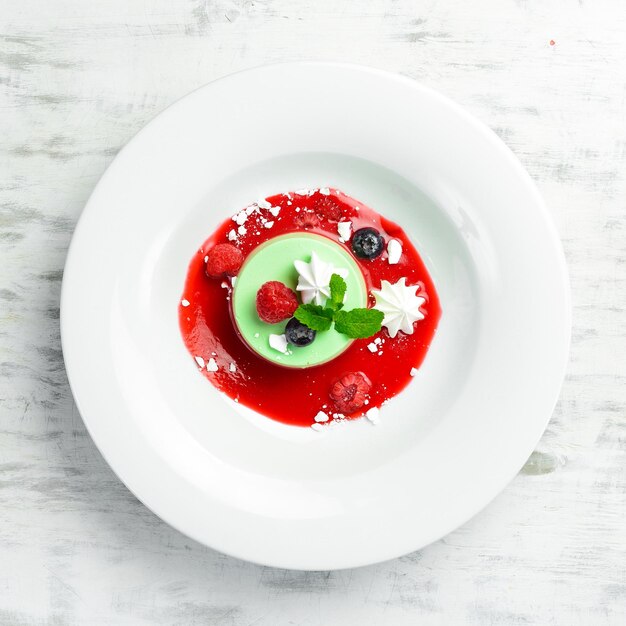 Postre Menta panna cotta con helado en un plato Vista superior