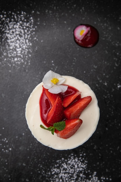 Postre del menú de un restaurante francés. En una mesa de madera