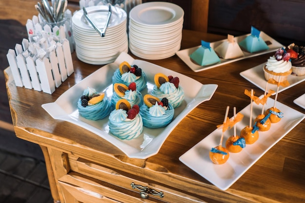 Postre de merengue Pastel Pavlova con bayas frescas en un plato blanco Hermosos pasteles azules