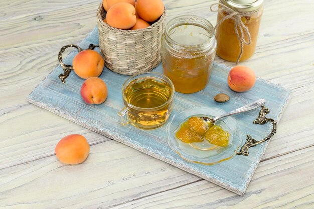 Postre mermelada de albaricoque y té