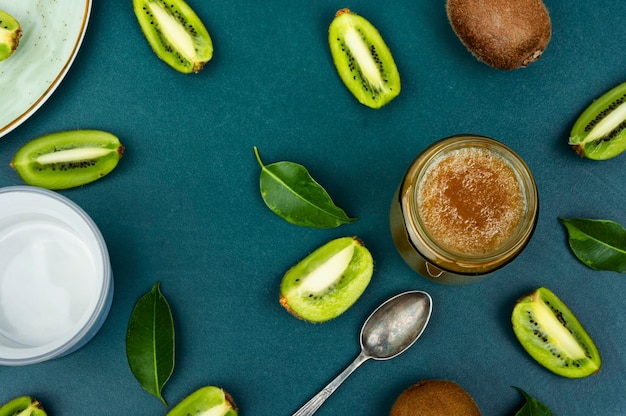 Postre de mermelada de kiwi