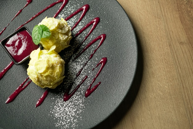 Postre en una mesa de restaurante