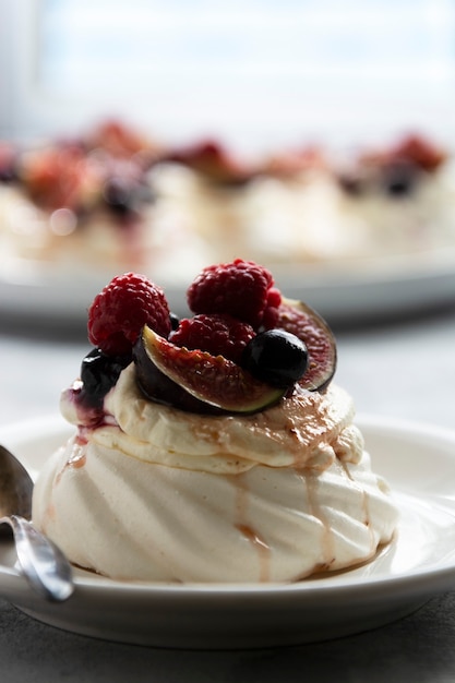 Foto postre de mini tortas de merengue pavlova