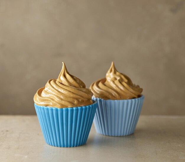 Postre de mousse de café y caramelo batido