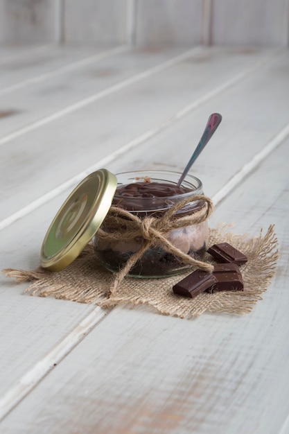 Postre de mousse de chocolate en un tarro con bocados de brownie