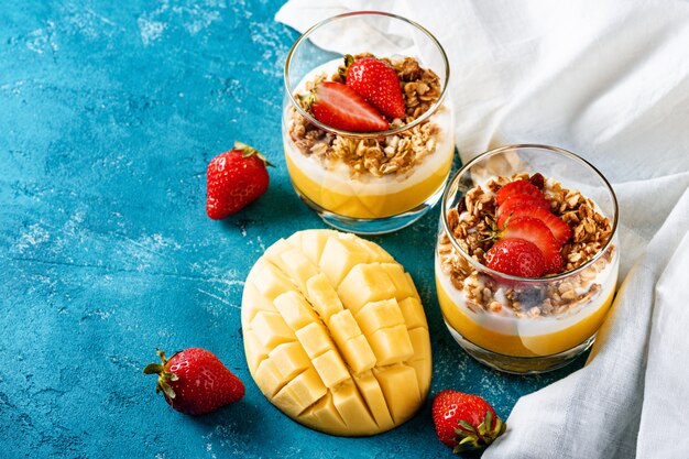 Postre con mousse de mango y queso decorado con fresas