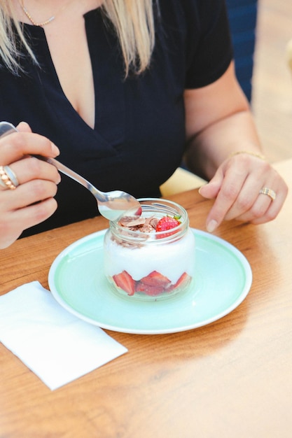 Postre muy delicioso en tarros, dulces y pasteles en tarros.