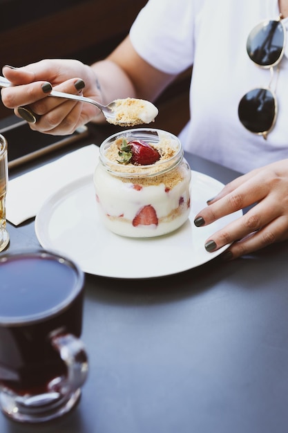 Postre muy delicioso en tarros dulces y pasteles en tarros.