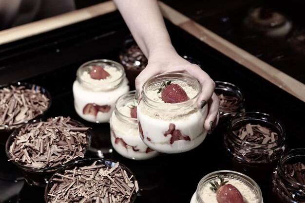 Postre muy delicioso en tarros dulces y pasteles en tarros.