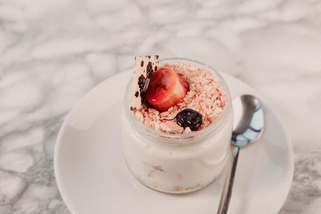 Postre muy delicioso en tarros dulces y pasteles en tarros.