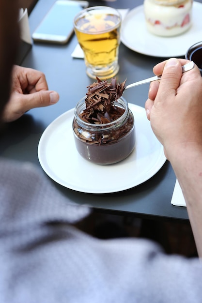 Postre muy delicioso en tarros dulces y pasteles en tarros.