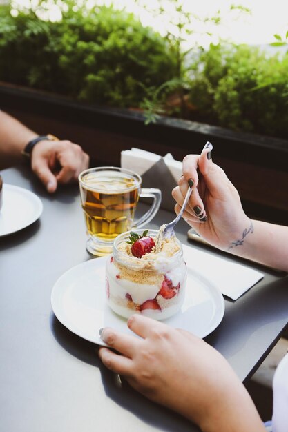 Postre muy delicioso en tarros, dulces y pasteles en tarros.