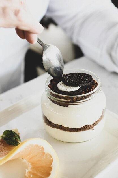 Postre muy delicioso en tarros, dulces y pasteles en tarros.