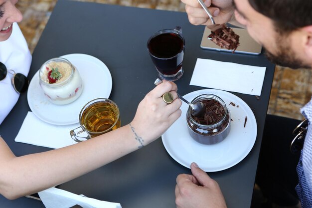 Postre muy delicioso en tarros dulces y pasteles en tarros.