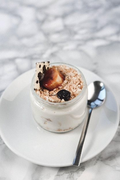 Postre muy delicioso en tarros, dulces y pasteles en tarros.