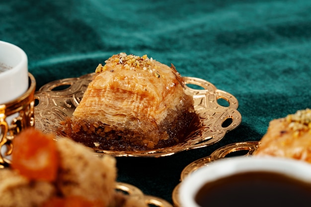 Postre nacional baklava turco servido con té