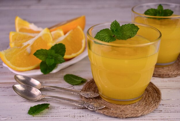 Postre de naranja (crema de cítricos inglesa) en vasos.