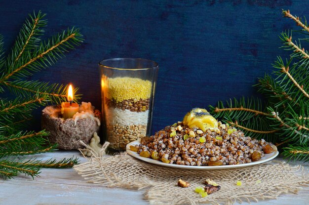 Postre de Navidad Kutia en una mesa moderna Comida dulce moderna de Navidad en Ucrania