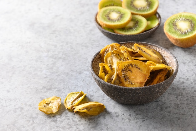 Postre orgánico vegano de chips de kiwi secos y frescos