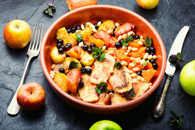 Postre oriental elaborado con frutas al horno, frutos rojos y queso suluguni