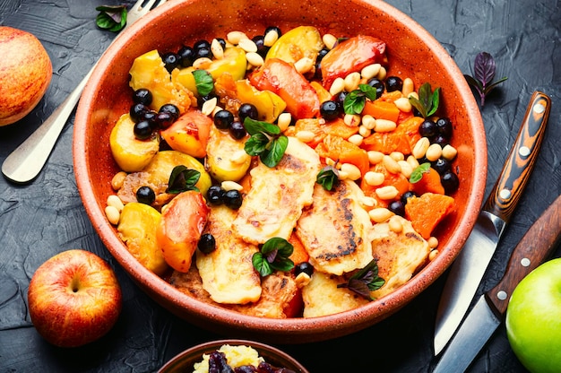 Postre de otoño con frutas horneadas y queso a la parrilla