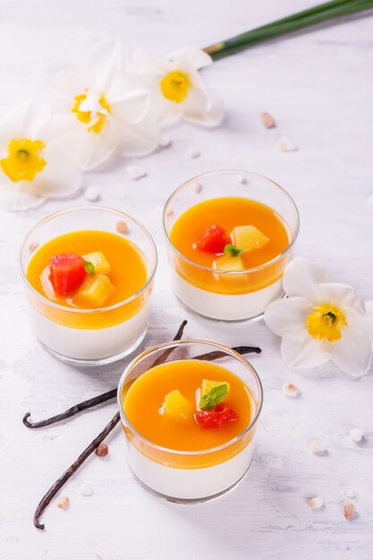 Postre panna cotta con bayas frescas sobre fondo de madera