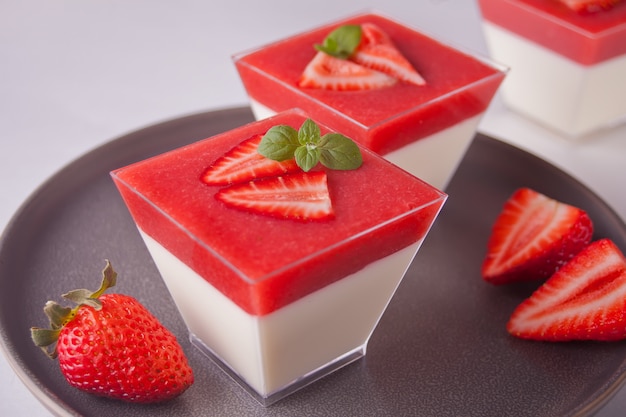 Postre Panna Cotta Con Fresas Frescas