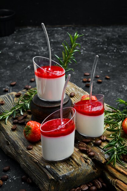 Postre panna cotta y mermelada de fresa en vasos de plástico Vista superior Sweet bar