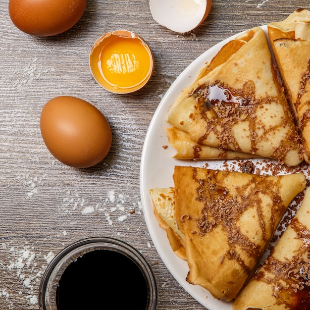 Postre de panqueques con almíbar.