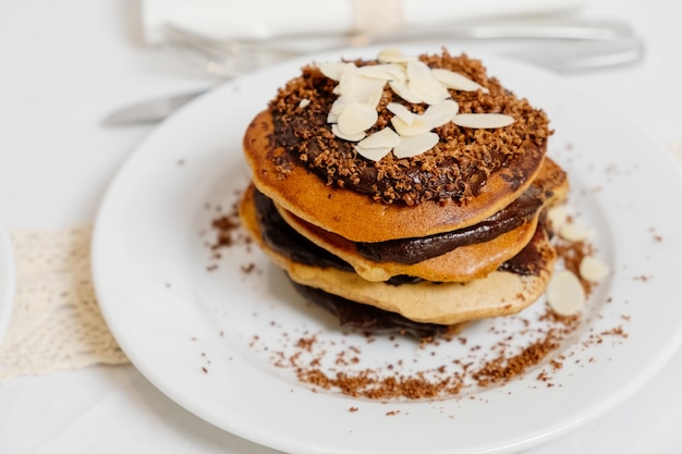 Postre panqueques de chocolate sobre fondo blanco. Postre de frutas de verano.