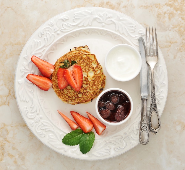 Postre de panqueques con frambuesas y crema agria