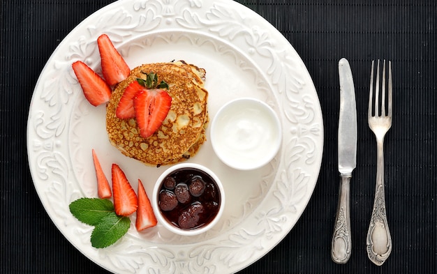 Postre de panqueques con frambuesas y crema agria