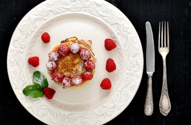 Postre de panqueques con frambuesas y crema agria