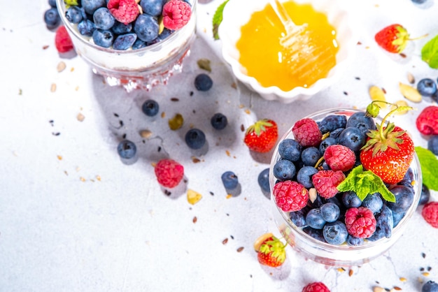 Postre parfait en capas de desayuno de bayas