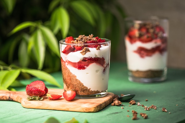 Postre de parfait en capas de desayuno con bizcocho de yogur y espacio de copia de fondo blanco de fresa fresca
