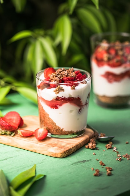 Postre de parfait en capas de desayuno con bizcocho de yogur y espacio de copia de fondo blanco de fresa fresca