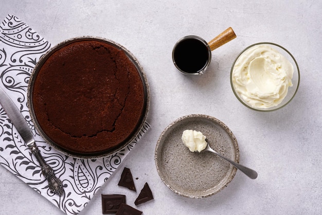 Postre de pastel de brownie de chocolate con crema de queso en la vista superior de fondo gris