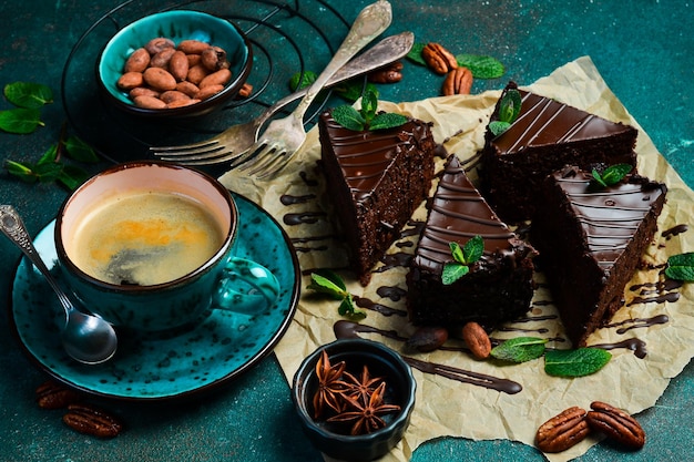 Postre de pastel de brownie de chocolate con nueces sobre fondo oscuro