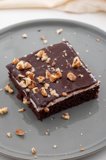 Foto postre de pastel de chocolate con nueces y crema batida de cerca