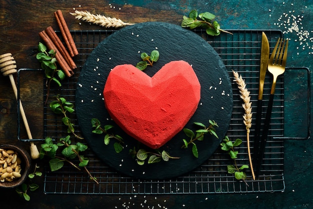 Postre Pastel de crema roja dulce en forma de corazón Dulces Vista superior Estilo rústico