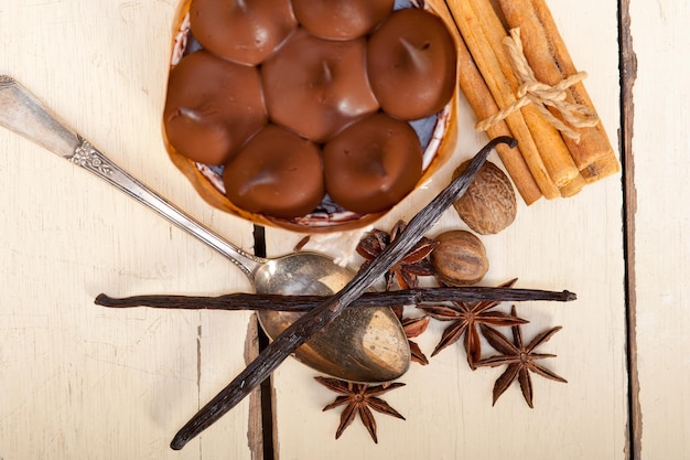 Postre de pastel de crema de vainilla y especias de chocolate