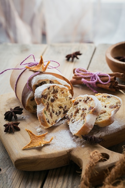 Postre de pastelería festiva tradicional de Navidad en madera