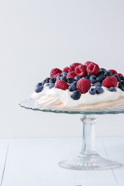 Postre Pavlova con bayas frescas