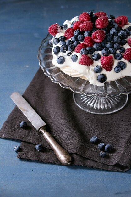 Postre Pavlova con bayas frescas