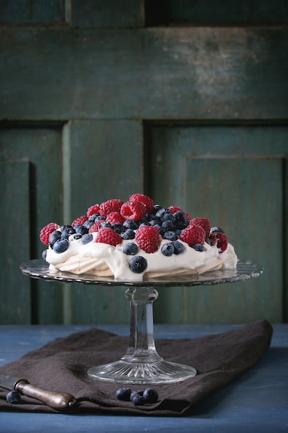 Postre Pavlova con bayas frescas