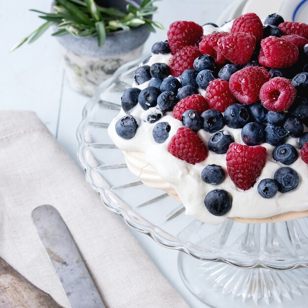 Postre Pavlova con bayas frescas